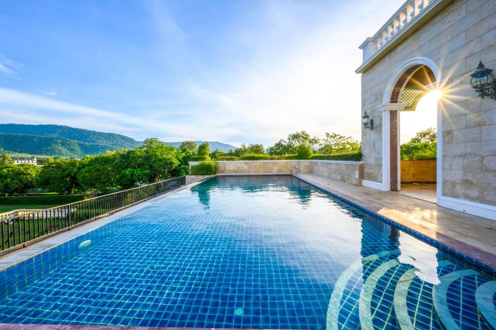 Bazén v ubytování Chateau de Khaoyai Hotel & Resort nebo v jeho okolí