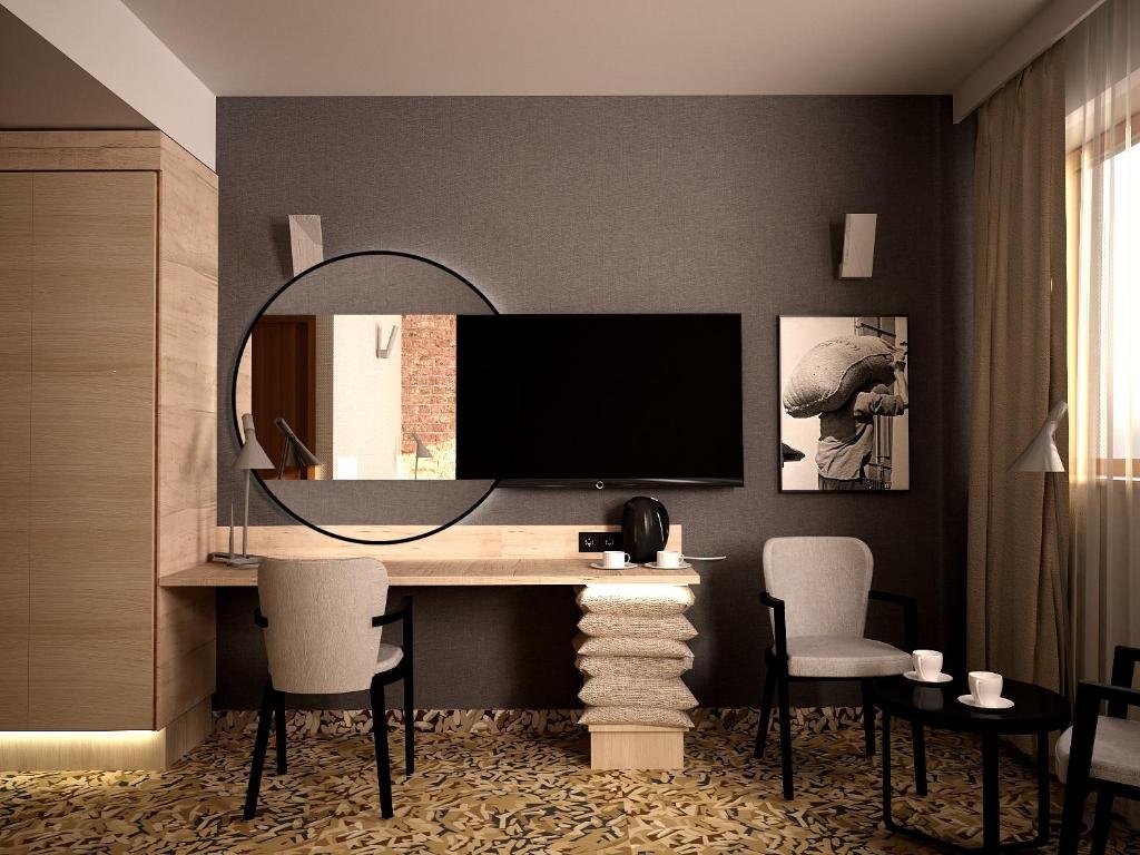Televízia a/alebo spoločenská miestnosť v ubytovaní Qubus Hotel Gdańsk