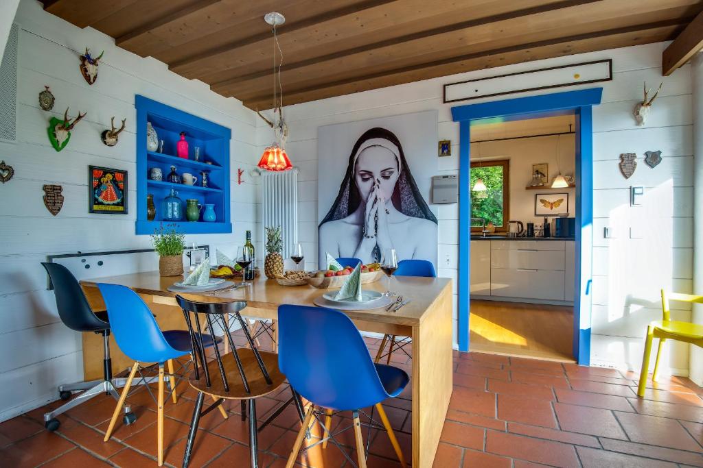 cocina y comedor con mesa y sillas en Künstlervilla mit grandiosem Panoramablick, en Fischbachau