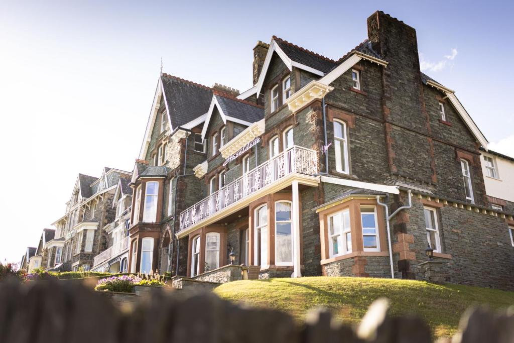 una casa vieja con una valla delante de ella en Fellpack House, en Keswick