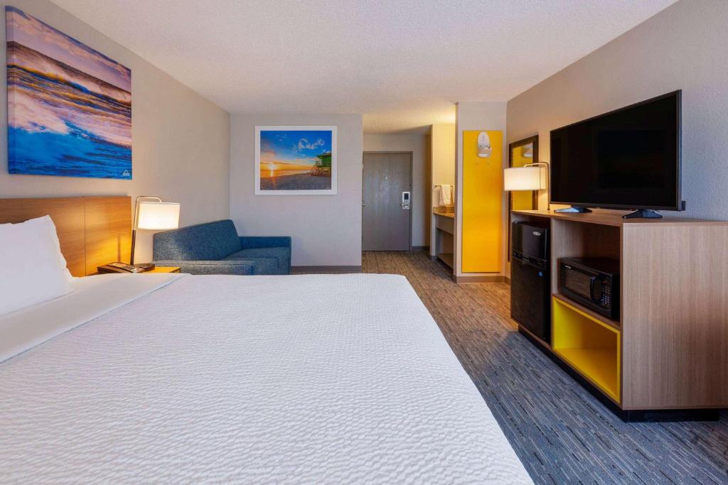 Days Inn by Wyndham Racine/Sturtevant - Deluxe Zimmer Mit Kingsize-Bett – Nichtraucher