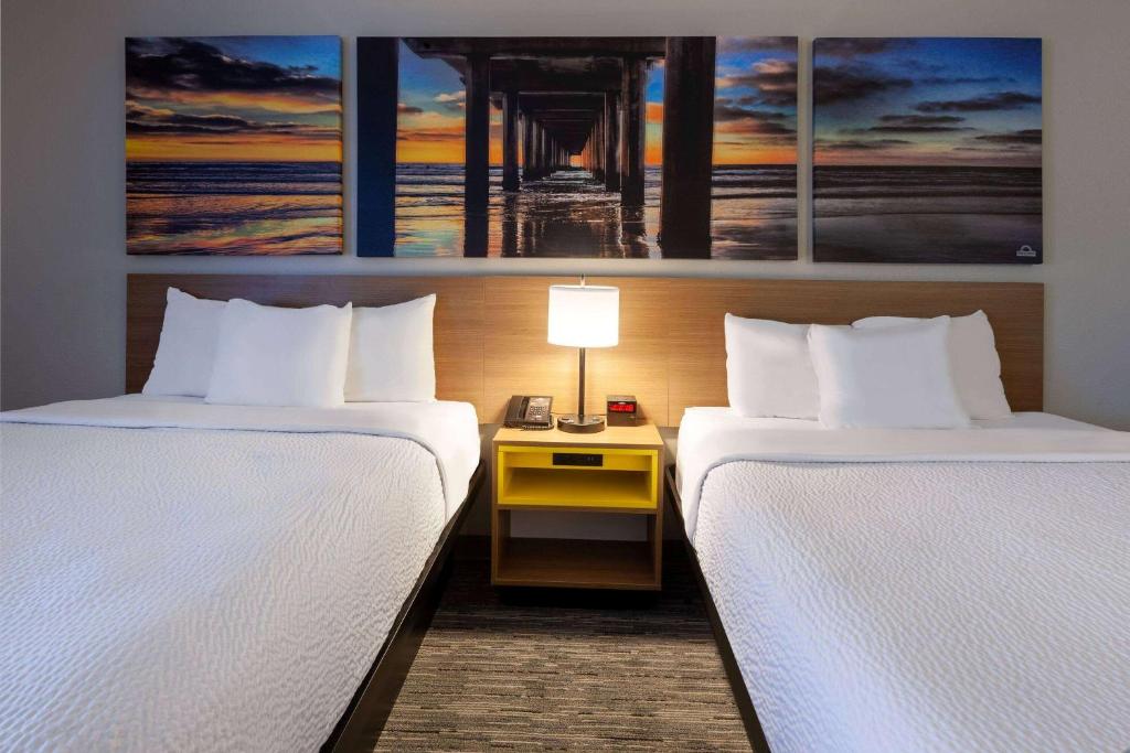 Days Inn by Wyndham Racine/Sturtevant - Queen Room With Two Queen Beds - Non-Smoking