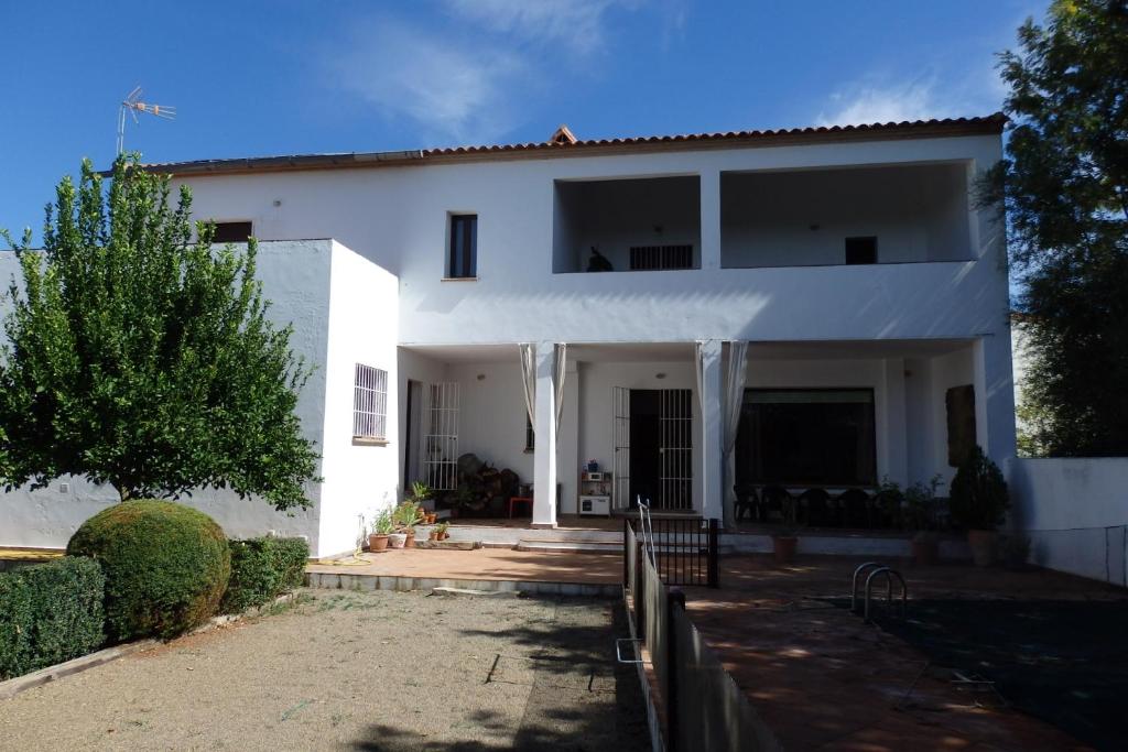 a white house with a fence in front of it at Casa Aldea de la Corte in El Chorrito