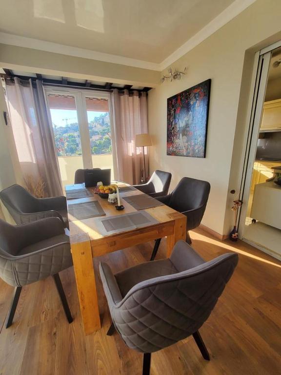 Posedenie v ubytovaní Luxurious, Quiet, and Peaceful, 3 floor villa, 5km from Monaco