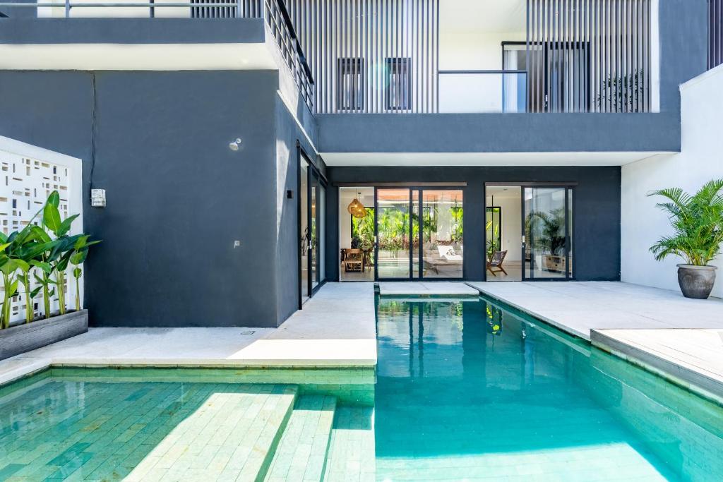 una casa con piscina di fronte a una casa di Joy Villa by Hombali a Canggu