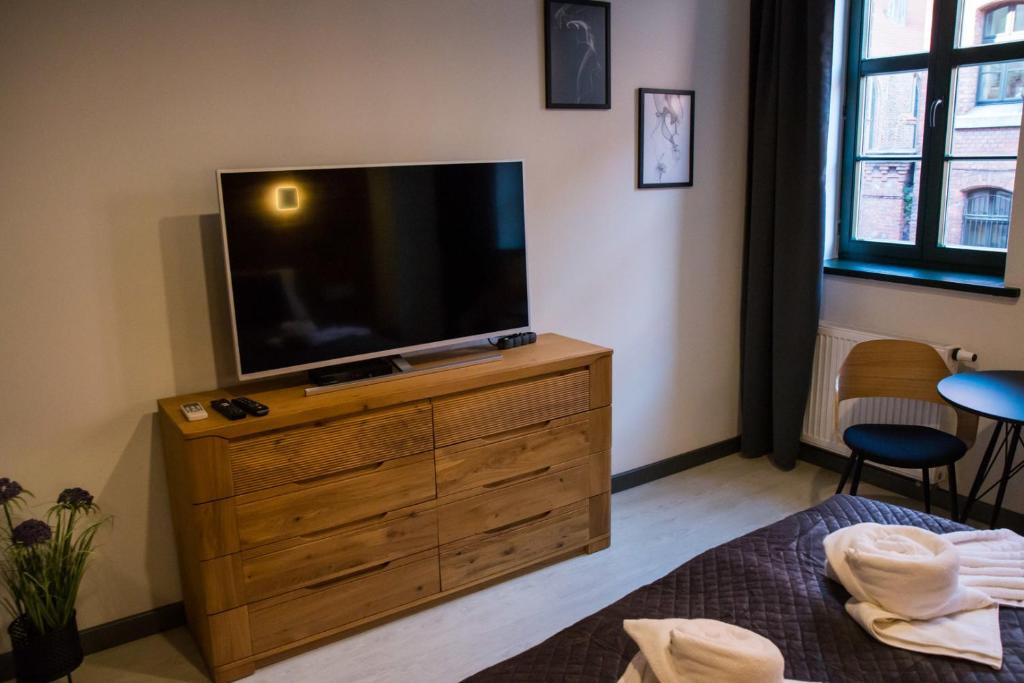 TV a/nebo společenská místnost v ubytování Miodowa Faktoria 5a by Rentoom