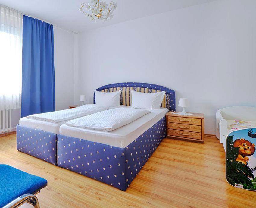 バート・ピルモントにあるKomfort Ferienwohnung Bad Pyrmont Nähe Kurparkのベッドルーム1室(青と白の水玉のドットが付いたベッド1台付)
