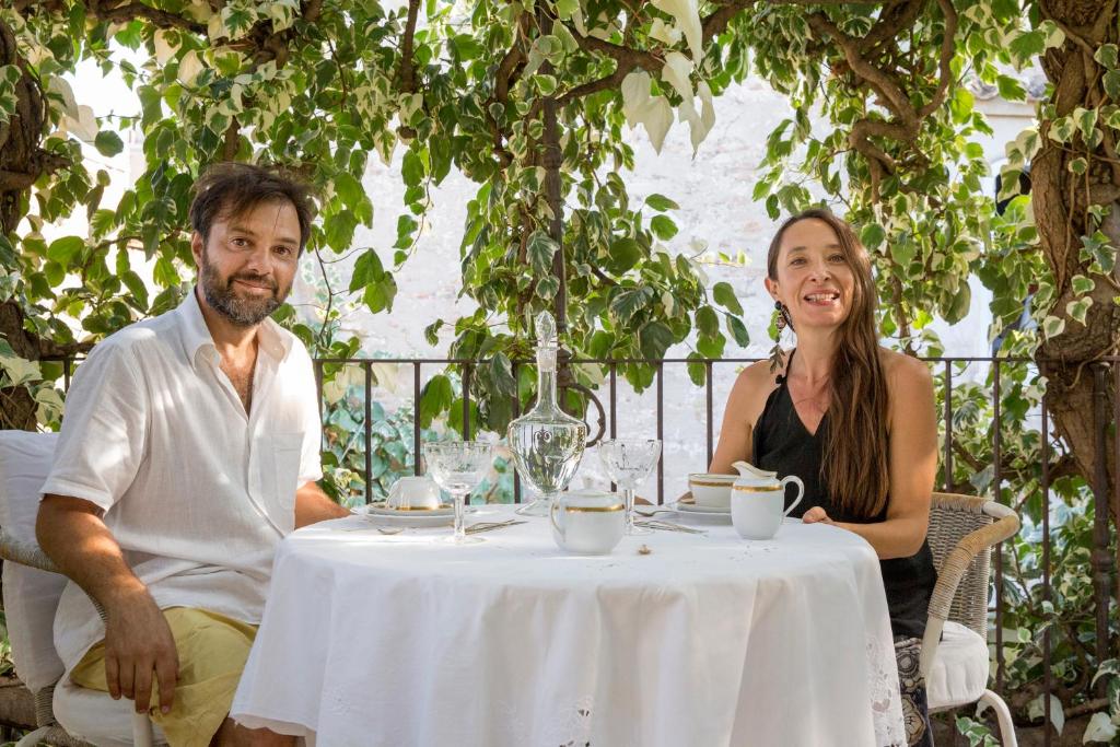 un hombre y una mujer sentados en una mesa en Le Foglie Di Acanto, en Lucera