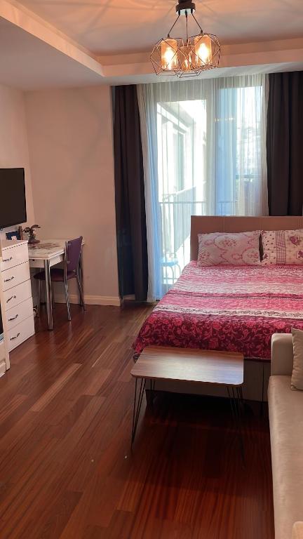 een slaapkamer met een bed, een bureau en een raam bij Studio Flat-One Room in lux residence near Taksim-Beyoglu in Istanbul