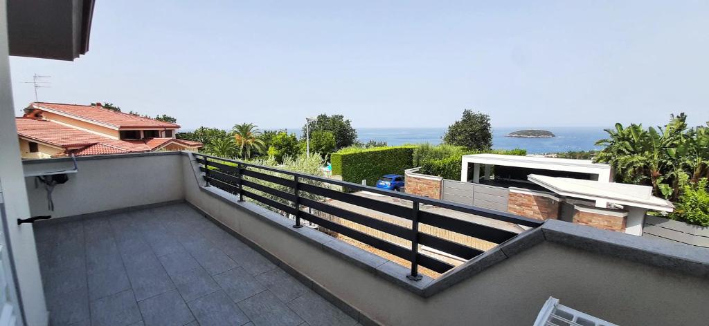 einen Balkon eines Hauses mit Meerblick in der Unterkunft Villetta panoramica con giardino in Diamante