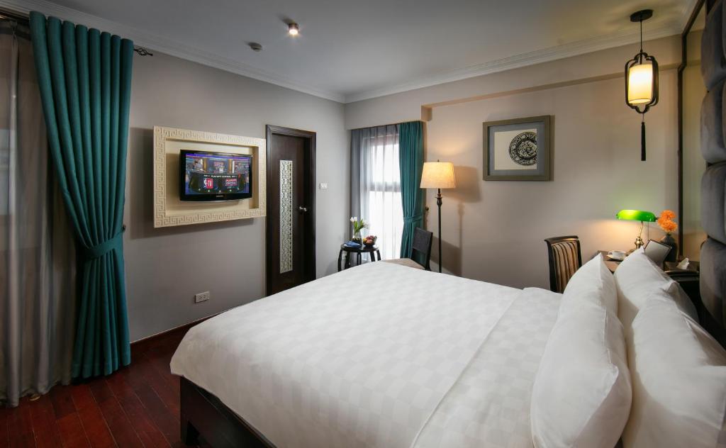 Postel nebo postele na pokoji v ubytování HOTEL du LAC Hanoi