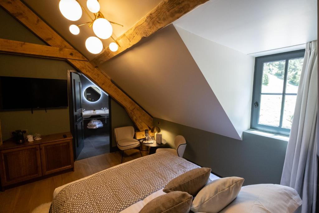 Postel nebo postele na pokoji v ubytování Hôtel du cirque et de la cascade