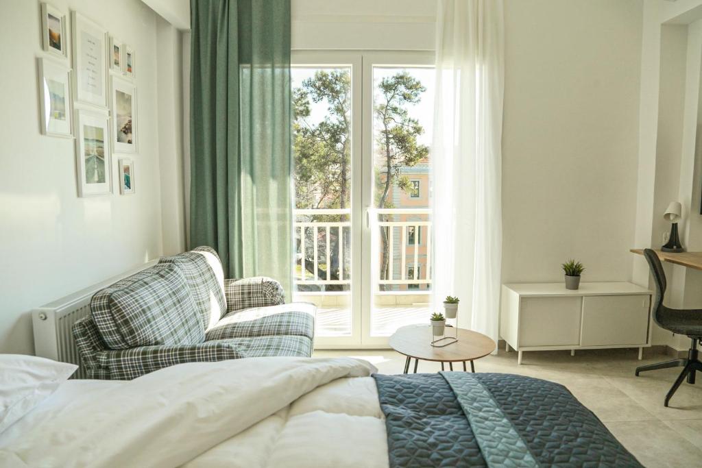 科莫蒂尼的住宿－Urban Apartments，卧室配有床、椅子和窗户。