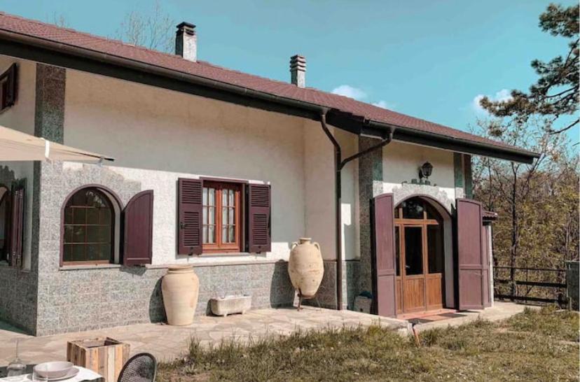 una pequeña casa con porche y puerta en Moretti Mountain House - Relax in Nature, en Gorreta