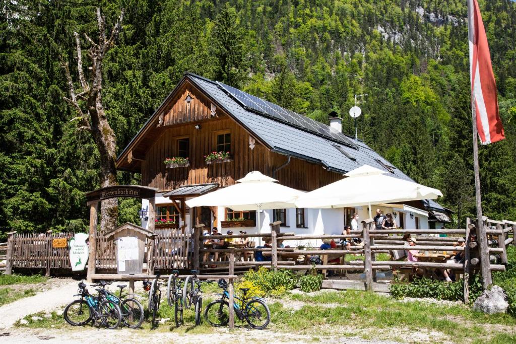 un restaurante con bicicletas estacionadas frente a un edificio en Gasthof Rettenbachalm, en Bad Ischl