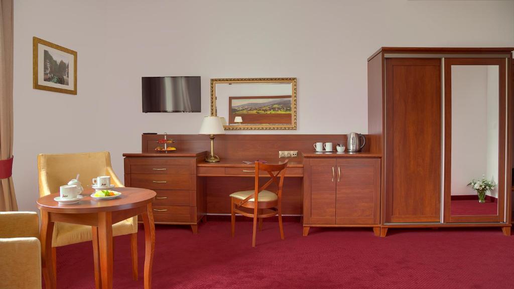 Televízia a/alebo spoločenská miestnosť v ubytovaní Hotel Buczyński Medical & SPA