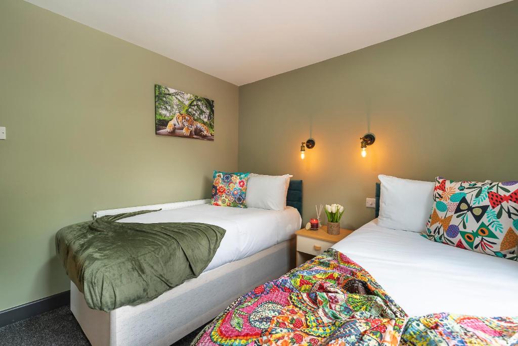 En eller flere senge i et værelse på Vibrant Funkily Decorated 2 Bedroom 4 Beds Central Location