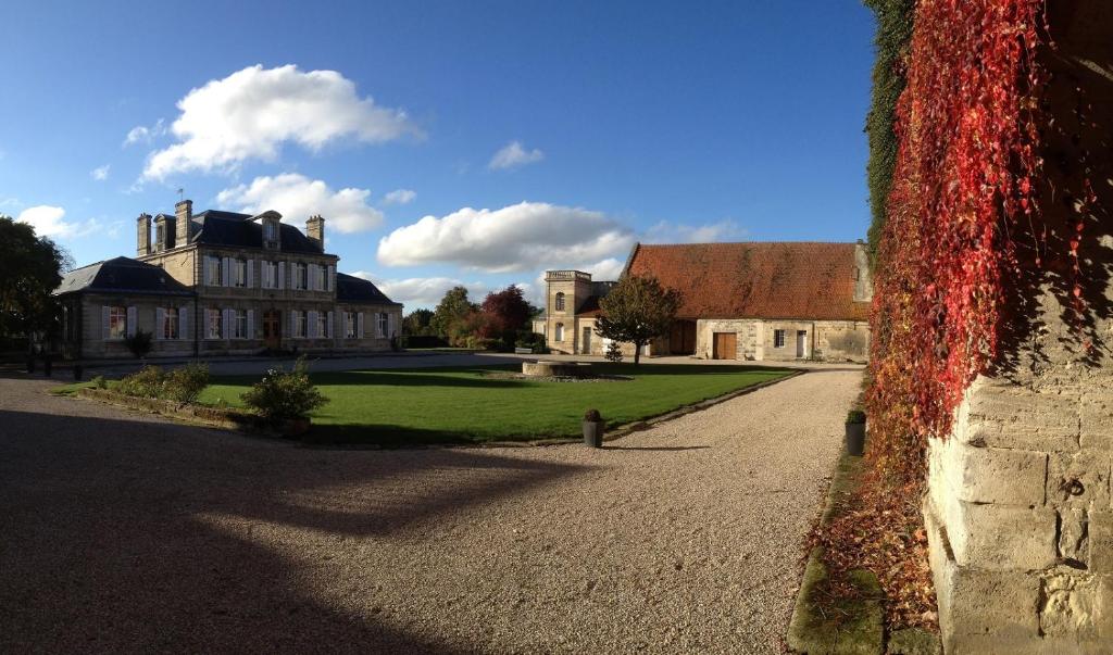 une grande maison avec une route devant elle dans l'établissement Grand gîte 15 personnes, 9 chambres, 100km de Paris en Exclusivité, à Septmonts