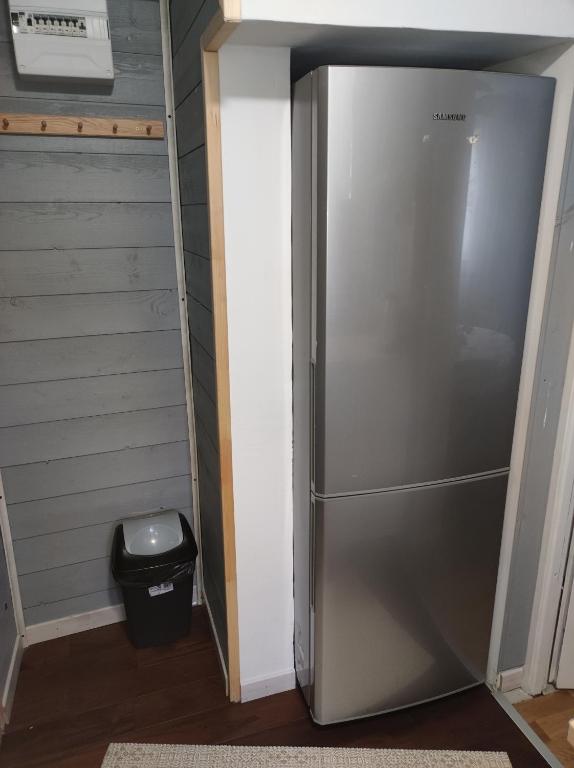 a refrigerator in a room with a trash can at Studio indépendant dans un maison in Saint-Denis