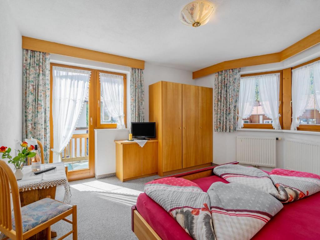 Televízia a/alebo spoločenská miestnosť v ubytovaní Apartment Rosi by Interhome