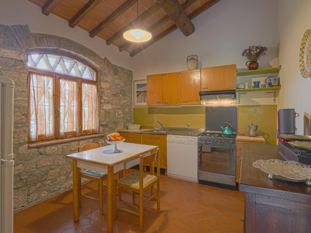 Kuchyňa alebo kuchynka v ubytovaní Holiday Home Il Poderino by Interhome