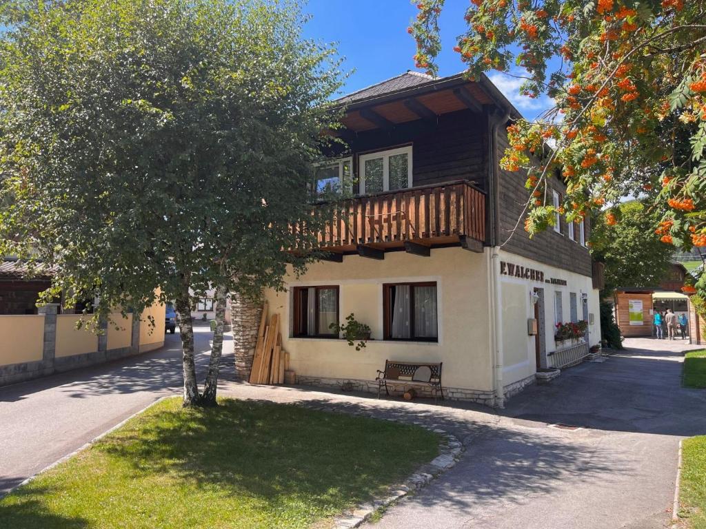 budynek z drzewem przed nim w obiekcie Apartment Dachsteingasse by Interhome w Schladming