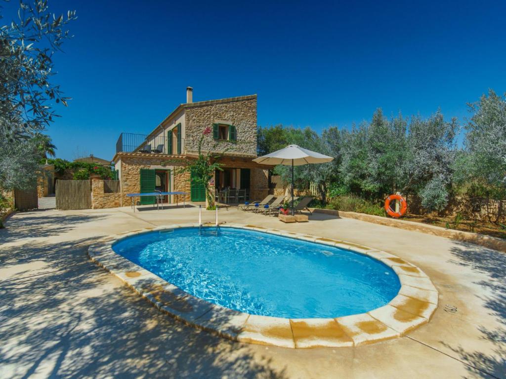 einen Pool im Hof eines Hauses in der Unterkunft Holiday Home Can Marines des cami des carro by Interhome in S'Horta