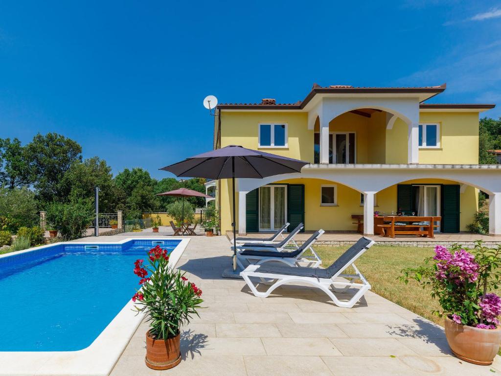 une villa avec une piscine et une maison dans l'établissement Holiday Home Carla - LBN429 by Interhome, à Labin