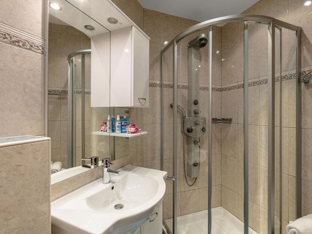 łazienka z umywalką i prysznicem w obiekcie Apartment Dachstein-3 by Interhome w mieście Flachau