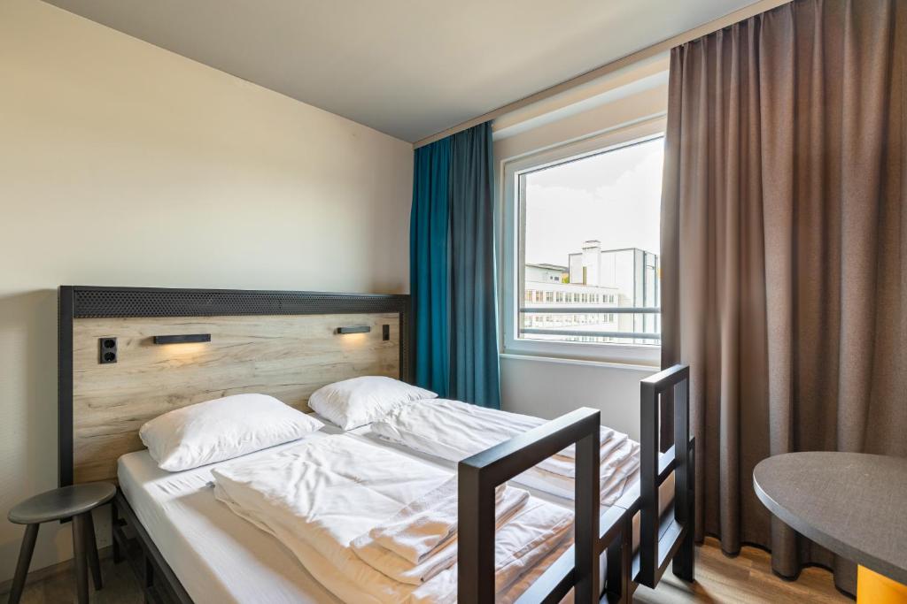 Postel nebo postele na pokoji v ubytování a&o Frankfurt Ostend