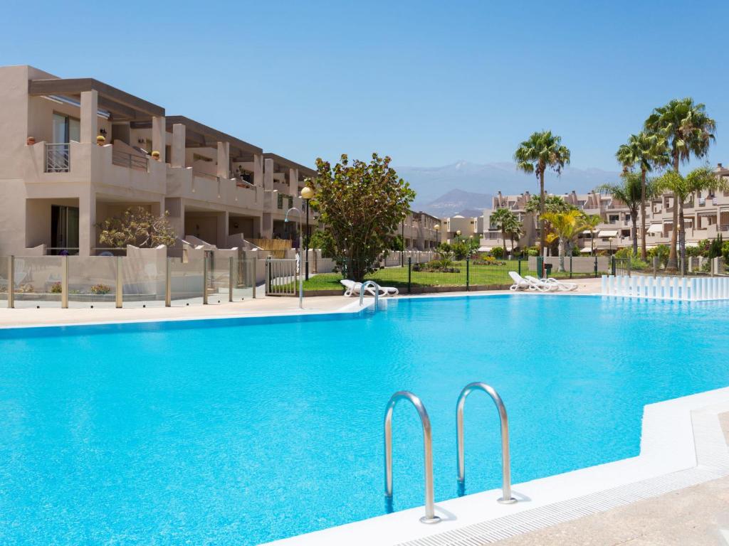 una gran piscina azul frente a un edificio en Apartment La Tejita by Interhome, en La Tejita