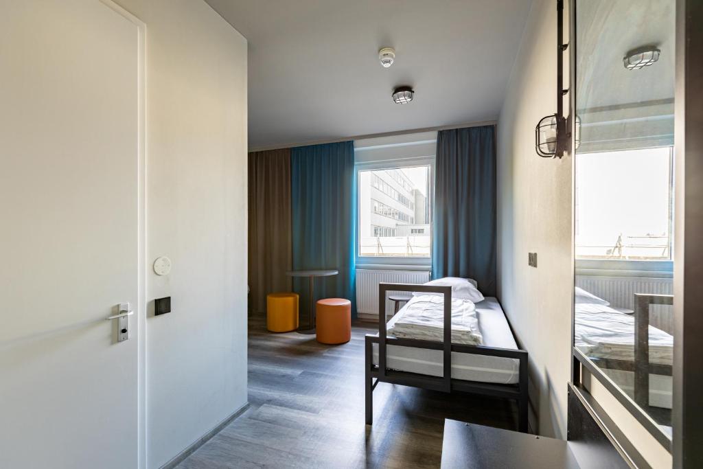 Postel nebo postele na pokoji v ubytování a&o Frankfurt Ostend