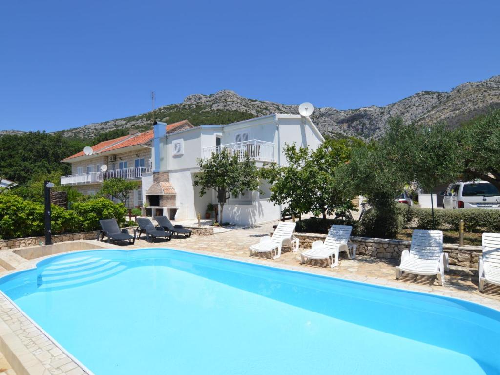 una gran piscina frente a una villa en Apartment Balota by Interhome, en Viganj