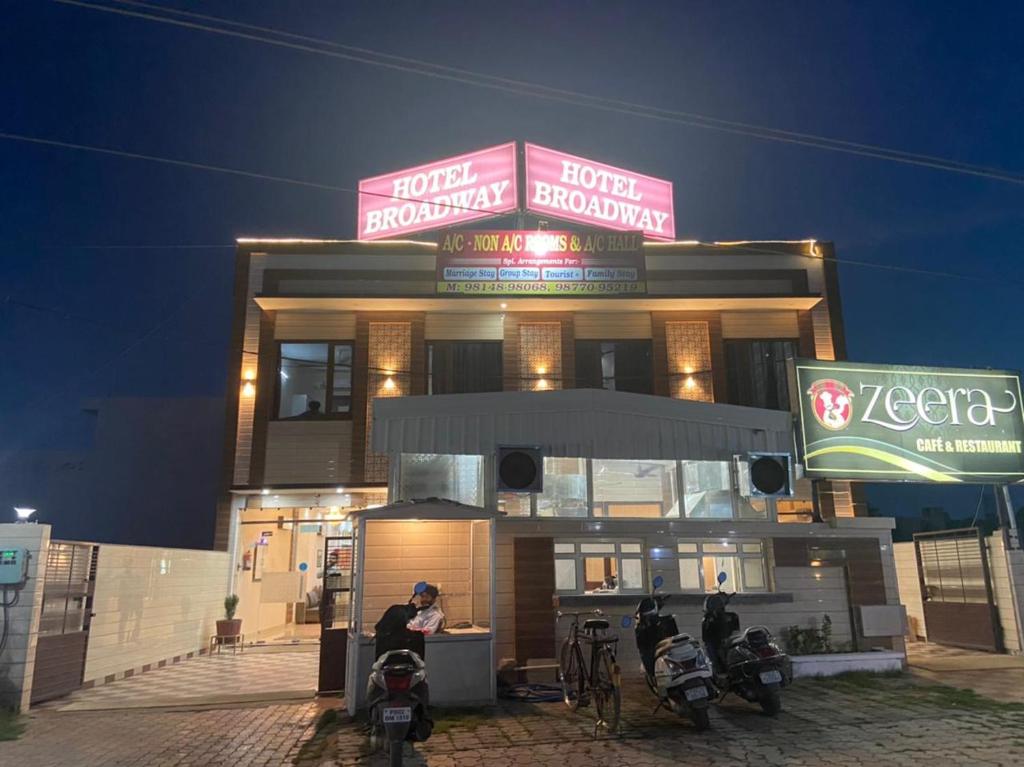 um edifício com motos estacionadas em frente em Hotel Broadway By WB Inn em Amritsar