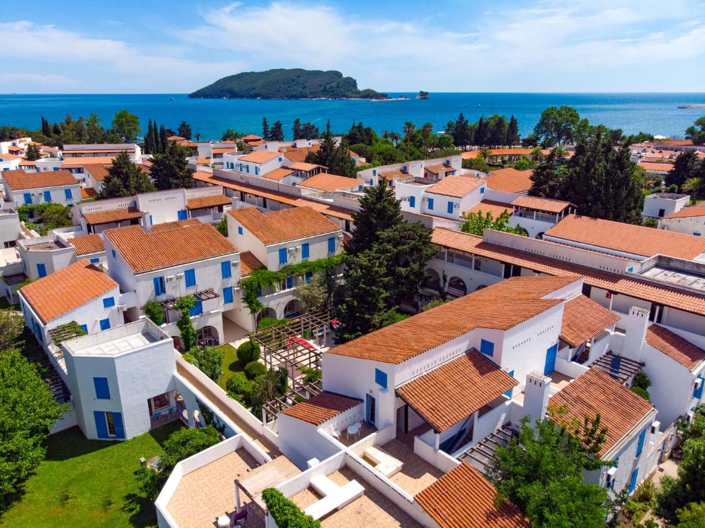 een luchtzicht op een stad met huizen en de oceaan bij Hotel Slovenska Plaža Lux in Budva