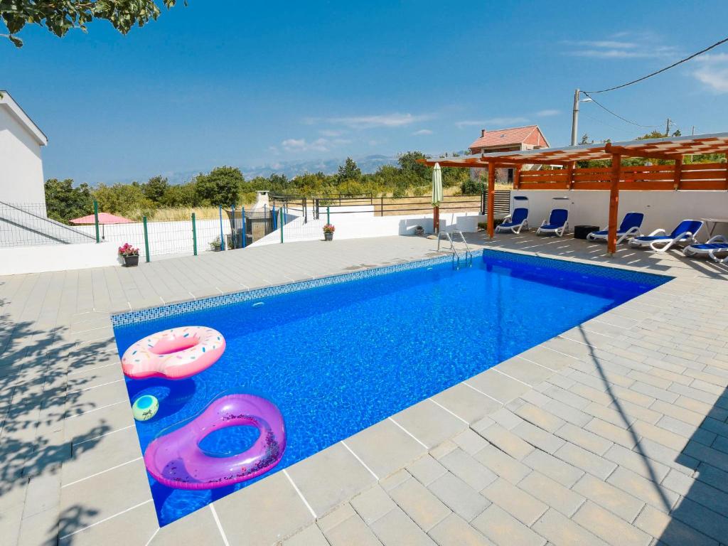 Bazén v ubytování Apartment Nina by Interhome nebo v jeho okolí