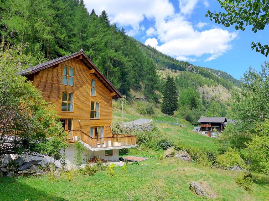 duży drewniany dom w środku góry w obiekcie Holiday Home Chalet Eden by Interhome w mieście Blatten im Lötschental