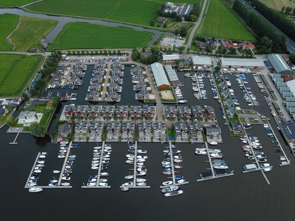 een luchtzicht op een parkeerplaats met boten bij Apartment De Meerparel by Interhome in Uitgeest