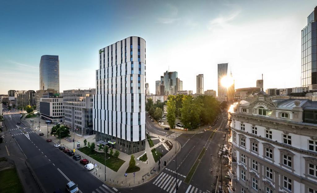 Ein allgemeiner Blick auf Warschau oder ein Stadtblick von des Hotels aus