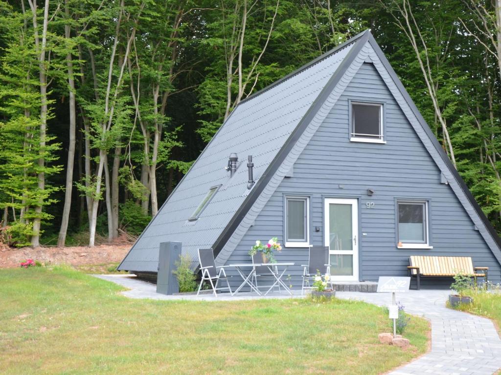 una casa azul con techo de gambrel en Holiday Home Ferienhaus Bude 92 by Interhome en Bad Arolsen