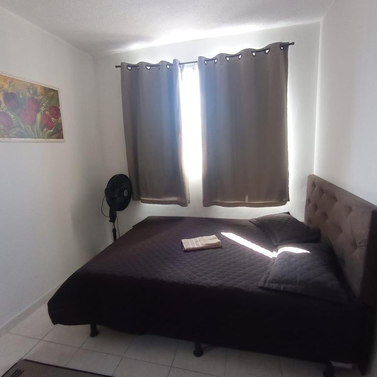 een bed in een kamer met een raam met een bed sidx sidx sidx bij Apto Recanto Luz in Campos dos Goytacazes