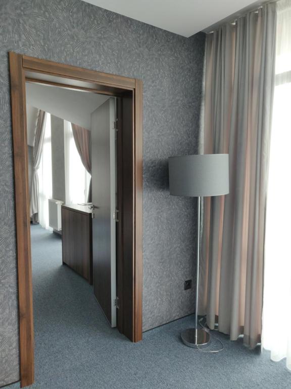 Hotel Zefir - Suite Familiar Con Balcón
