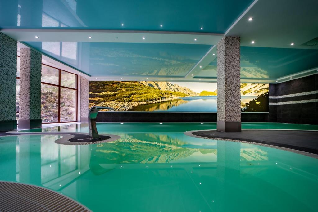 Bazén v ubytování Hotel Żywiecki Medical SPA & Sport Żywiec nebo v jeho okolí