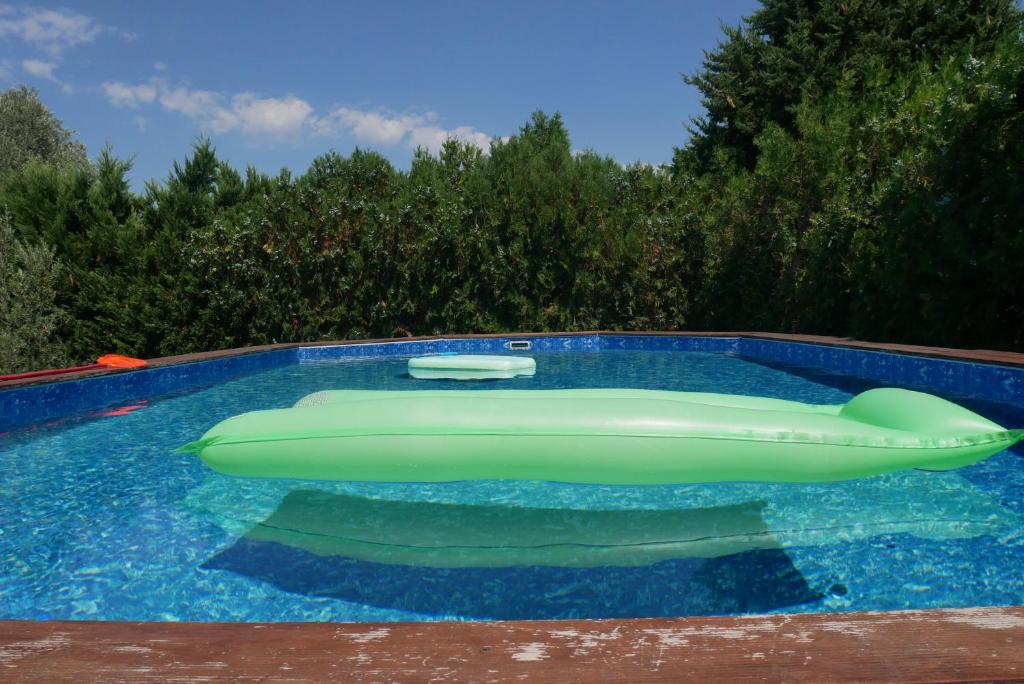 Bazén v ubytovaní La Petite Maison alebo v jeho blízkosti