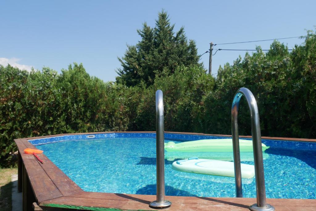 Bazén v ubytovaní La Petite Maison alebo v jeho blízkosti