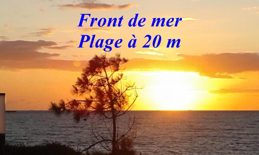 un coucher de soleil avec les mots front de mer place a mi dans l'établissement Maison et grande terrasse face mer, à Saint-Michel-Chef-Chef