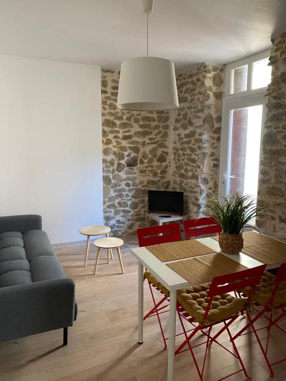 - un salon avec une table et un canapé dans l'établissement Au cœur de Carcassonne, à Carcassonne