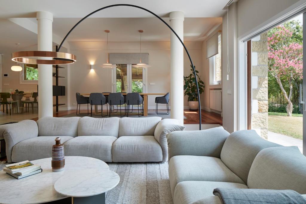 Posezení v ubytování Villa Jaizubia Golf by FeelFree Rentals