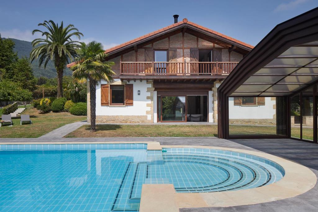 Bazén v ubytování Villa Jaizubia Golf by FeelFree Rentals nebo v jeho okolí