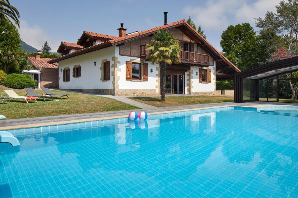 Bazén v ubytování Villa Jaizubia Golf by FeelFree Rentals nebo v jeho okolí